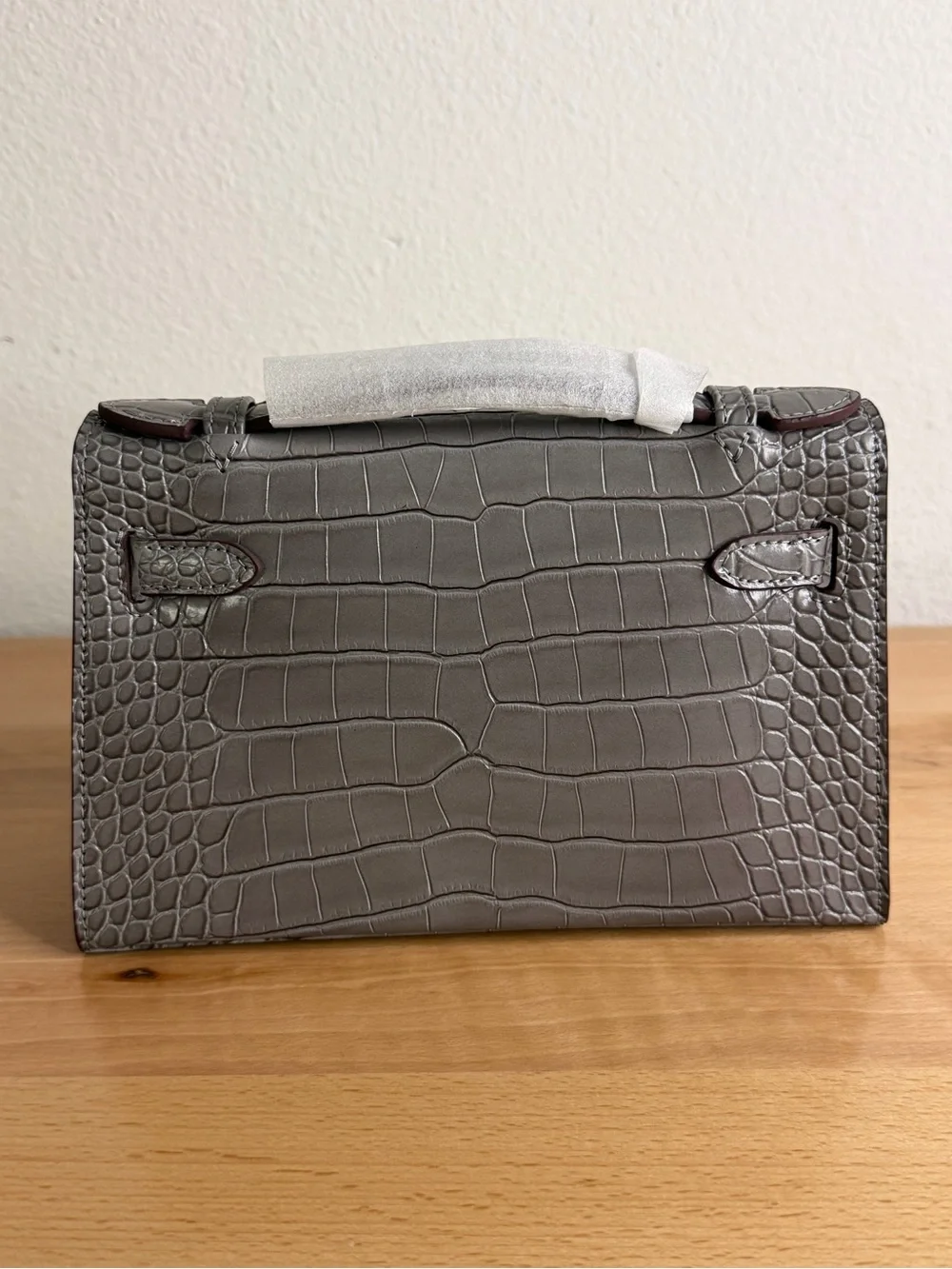 H KELLY POCHETTE 22 EMBOSSED SHINY CROC LEATHER MATTE GRIS GRAY PHW